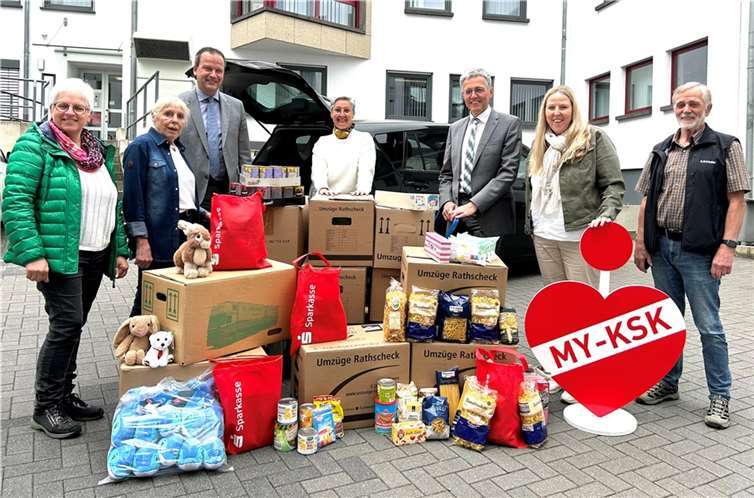 Freuen sich über die vielen Sachspenden der KSK-Belegschaft. (v. li.): Anja Daheim von der Flut- & Flüchtlingshilfe Polch, Barbara Böhlandt von der TAFEL Münstermaifeld und Polch, KSK-Vorstandsmitglied Christoph Weitzel, Claudia Sauer von der Initiative „Glücksritter“, KSK-Vorstandsvorsitzender Karl-Josef Esch, KSK-Personalratsvorsitzende Anne Püsch und Hermann Feller von der TAFEL Münstermaifeld und Polch.  Foto: KSK Mayen / Irina Schiller