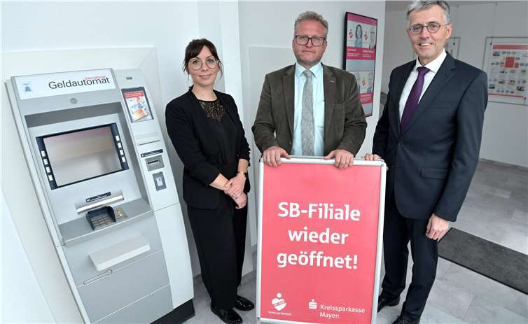 Freuen sich über die wieder geöffnete SB-Filiale am HIT-Markt in Mayen: KSK-Vorstandsvorsitzender Karl-Josef Esch (rechts), Baubereichsleiter Elmar Kanne (Mitte) und Jennifer Weingart vom BeratungsCenter Mayen St.-Veit-Straße, dem die SB-Filiale zugeordnet ist. Foto: Ralph Kuenzel