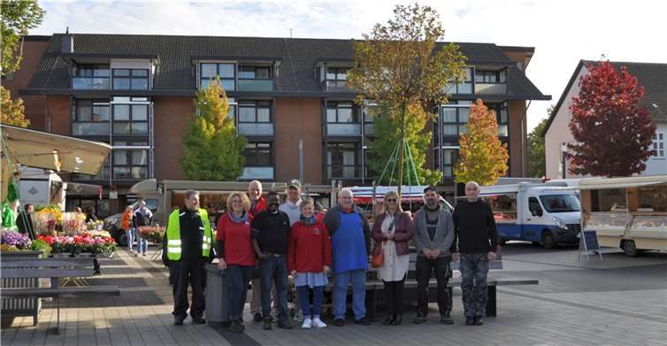 Freuen sich über ein erfolgreiches Oktoberfest: die Händlerinnen und Händler des Meckenheimer Wochenmarktes zusammen mit Citymanagerin Nicole Bangert (3.v.r.). Foto: Stadt Meckenheim