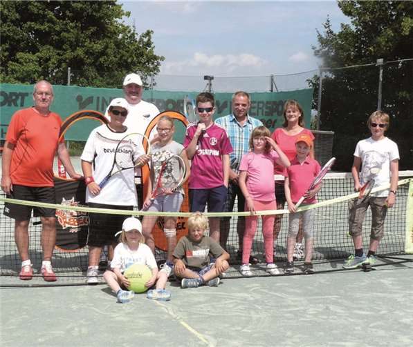 Freuen sich über ein erfolgreiches Tenniscamp: hinten v.l.n.r.: Tennistrainer Andreas Mirbach, Frank Bauch, Abteilungsleiter Frank Schneider und Jugendwartin Ulla Kreutz mit den Jugendlichen. privat