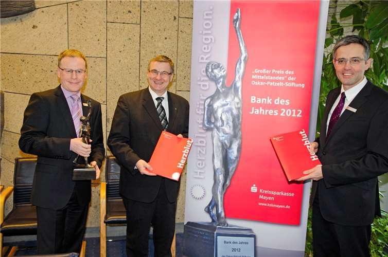 Freuen sich über ein gelungenes Geschäftsjahr 2012 und vor allem über den Oskar-Patzelt-Preis: (v.l.) Sparkassendirektor Peter Schaaf, Landrat Dr. Alexander Saftig, Sparkassendirektor Karl-Josef Esch.WPA