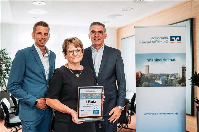 Freuen sich über eine Auszeichnung mit Bestnoten: v.li. Marco Düx, Bereichsleiter Volksbank Direkt, Karin Mombauer, Teamleiterin Volksbank Direkt Beratung und Vertriebsvorstand Walter Müller.  Quelle: Volksbank RheinAhrEifel eG