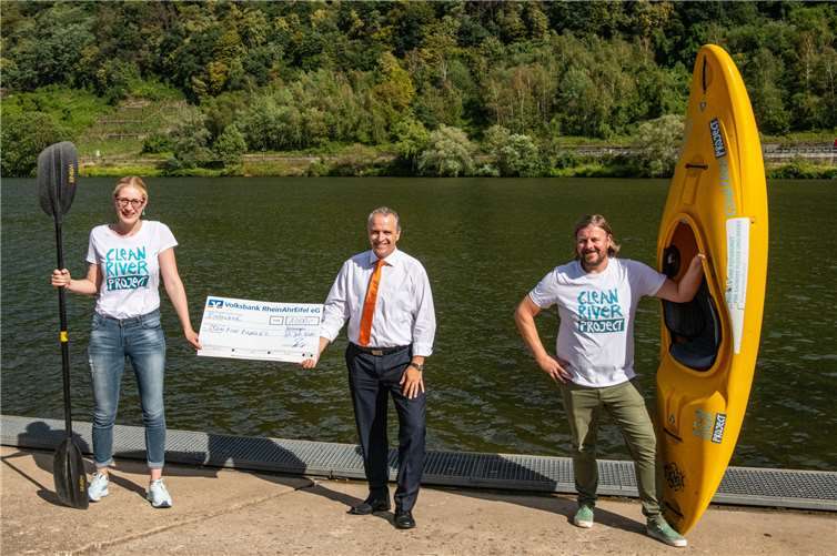 Freuen sich über eine Spende in Höhe von 1.000 Euro für das CleanUp-Event von Clean River Project am 23. August 2020 bei Koblenz: Franziska Braunschädel, 2. Vorsitzende des Vereins, Jürgen Jung, Direktor des Regionalmarktes KoblenzMittelrheinMosel bei der Volksbank RheinAhrEifel und Stephan Horch, Gründer und Vorstand des Vereins. Foto: Peter Seydel