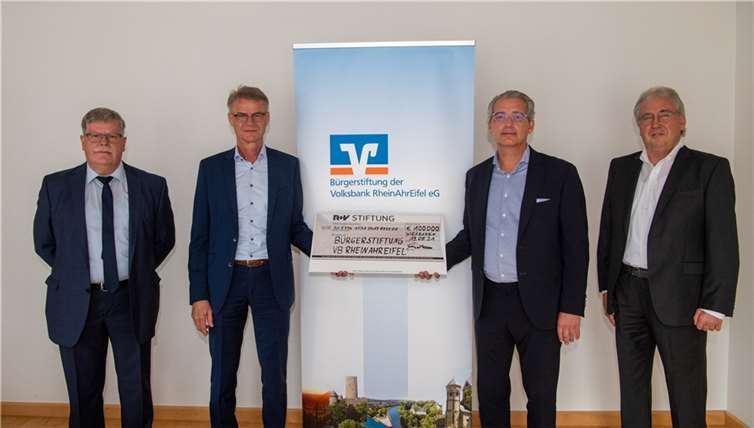 Freuen sich über eine Spende in Höhe von 100.000 Euro von der R+V STIFTUNG für die Feuerwehren im Kreis Ahrweiler, die durch die Flut geschädigt wurden: Ulrich Birkenstock, Vorsitzender des Gesamtbetriebsrats der R+V Versicherung, R+V-Vorstand Dr. Edgar Martin, Sascha Monschauer, Vorsitzender des Stiftungsvorstands der Bürgerstiftung der Volksbank RheinAhrEifel eG und Bruno Jaeger, Geschäftsführer der Bürgerstiftung (v.l.n.r.). Foto: Peter Seydel