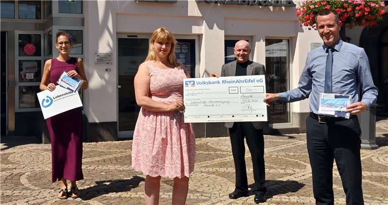 Freuen sich über eine Spende in Höhe von 500 Euro sowie 50 Mund-Nasen-Masken von der Volksbank RheinAhrEifel eG: Verena Rönneper, Assistentin der Geschäftsführung der Lebenshilfe Kreisvereinigung Ahrweiler, Nicole Falkenstein-Seifen, Schriftführerin, Ulrich van Bebber, Vorstandsvorsitzender und Christian van de Loo, Leiter der Geschäftsstelle Ahrweiler der Volksbank (v.l.n.r.). Foto: Hans-Jürgen Vollrath