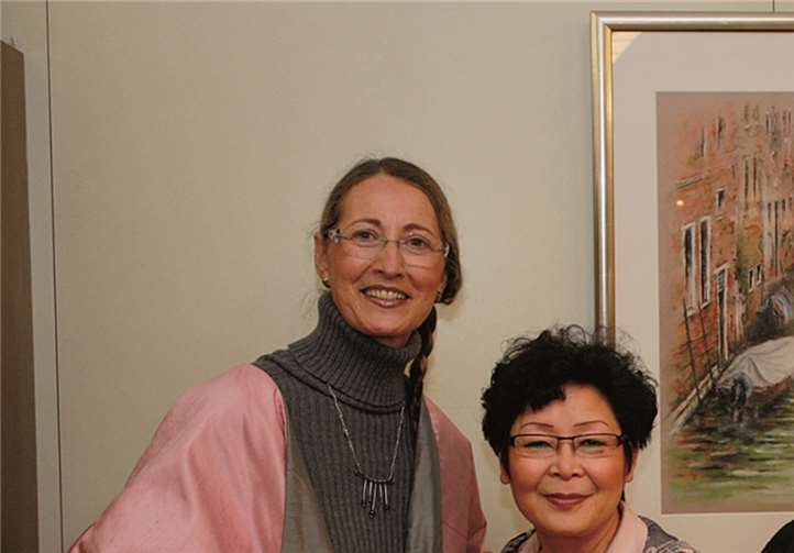 Freuen sich über eine gelungene Ausstellung: v.li. Dr. Clotilde Lafont-König, die Künstlerin Hélène Michel, Karin Ulrich und Keyna Kiggundu. Gemeinde Wachtberg)