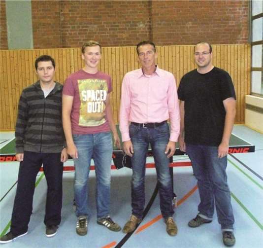 Freuen sich über eine gemeinsame Zukunft: Jugendwart Kevin Müller, der Erste Vorsitzende Pascal Grüne, Inhaber des Getränkevertriebs Oberwinter H. J. Lebon und der 2. Vorsitzender Stefan Klimek (v.li.).privat