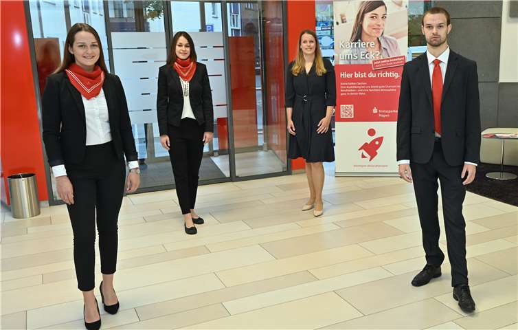 Ausbildung zum Bankkaufmann mit Herzblut bestanden Freuen sich über einen erfolgreichen Ausbildungsabschluss: v.l.n.r.: Michelle Schäfer, Annabell Loch, Ausbilderin Jennifer Strobel und Ewald Bertram. Foto: Ralph Künzel