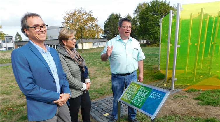 Freuen sich über einen erfolgreichen Schlusspunkt hinter den Tumult, den die „Kunst am Bau“ auslöste: (v.l.) Künstler Wolfgang Helfferich, Frau Klein und Bürgermeister Andreas Weidenfeller. WR