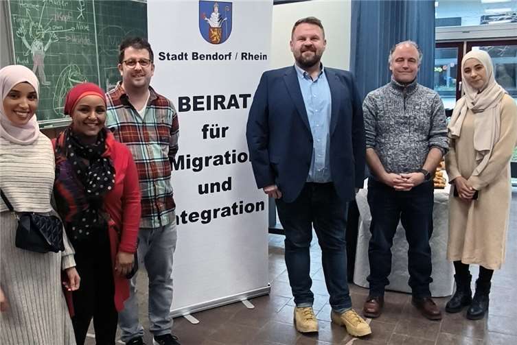 Freuen sich über guten Zuspruch für das Elterncafé (v.l.n.r.): Beiratsmitglieder Ifrah Caafi Mahamed, Muzne Omar, Schulpädagoge Andreas Trumm, Bürgermeister Christoph Mohr, Schulleiter Michael Wetzlar, Beiratsvorsitzende El Houaria Kaddour-Waldorf.Fotos: Stadt Bendorf