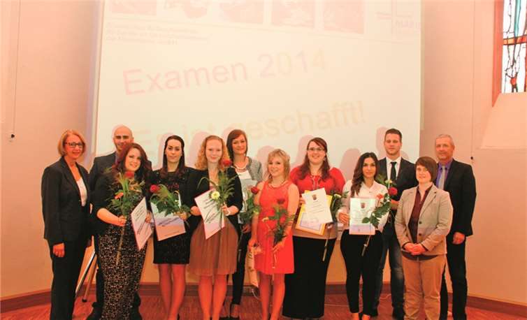 Freuen sich über ihr bestandenes Examen: Sascha Shakouri, Christina Geilen, Carina Bell, Michelle Merx, Stephanie Roßner, Jasmin Barthel, Wiebke Repplinger, Emine Ucar, Christian Engel (von links). Sabine Flick, die Leiterin Ausbildung Gesundheits- und (Kinder-) Krankenpflege und der Leiter des Bildungszentrums Peter Schmitz (rechts) gratulieren gemeinsam mit Kursleiterin Eva Jarmann (links).Anja Loudovici