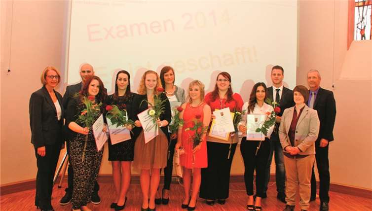 Freuen sich über ihr bestandenes Examen: Sascha Shakouri, Christina Geilen, Carina Bell, Michelle Merx, Stephanie Roßner, Jasmin Barthel, Wiebke Repplinger, Emine Ucar, Christian Engel (von links). Sabine Flick, die Leiterin Ausbildung Gesundheits- und (Kinder-) Krankenpflege und der Leiter des Bildungszentrums Peter Schmitz (rechts) gratulieren gemeinsam mit Kursleiterin Eva Jarmann (links).Anja Loudovici