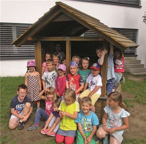 Freuen sich über ihr neues Spielhaus – die Kinder der Kita Glühwürmchen in Niederbachem. privat