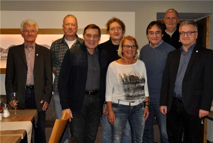 Freuen sich über ihre Auszeichnung: v.l.: Manfred Steinhoff, Willi Schrauth, Franz-Josef Thönnes, Elmar Schrauth, Renate Thönnes, Herbert Thönnes, Hans-Jörg Volk, Philipp Thönnes.Foto: Radsportgemeinschaft Treis-Cochem