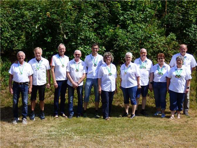 Freuen sich über ihre Gold-, Silber- und Bronzemedaillen bei der Landesverbandsmeisterschaft des Rheinischen Schützenbundes: die Aktiven der Sportschützen Burg Altenwied mit (v.l.): Hanspeter Wester, Udo Bonn, Peter Jelinski, Otto Sonnenberg, Carsten Hahn, Regina Postawa, Birgit Becker, Günther und Christa Sterzer, Iris Zwick und Heribert Lodde.  Foto: Hans Hartenfels