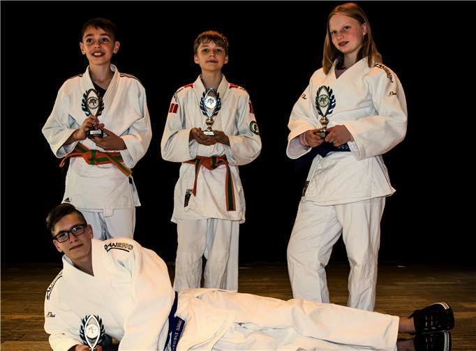 Freuen sich über ihre Medaillen: (v.l.) Julian Herzog, Paul Hülße, Johanna Wesemann und (liegend) Jannik Theisen.privat