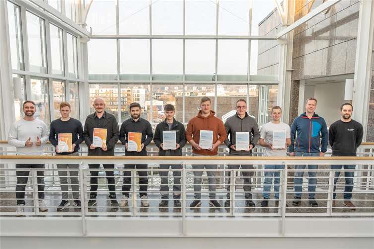 Freuen sich über ihre bestandene Prüfung (von links): Nico Sartorius, kaufmännischer Ausbilder, Daniel Krah, Esra Schramm, Sebastian Kretz, Louis Finn Zeuner, Jannick Klapperich, Max Baulig, Julian Kremer, Joachim Mallmann, technischer Ausbilder und Benedikt Knauf, Teamleiter Metallbau. Es fehlt Ben Michel.  Foto: evm/Bjarne Fynn Schmidt