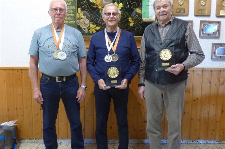 Freuen sich über ihren Erfolg bei der Bundesmeisterschaft der Histrorischen Bruderschaften (v.l.) Manfred Vogt, Hanspeter Wester, Hans Stauf. Foto: Hans Hartenfels