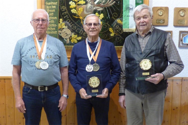Freuen sich über ihren Erfolg bei der Bundesmeisterschaft der Histrorischen Bruderschaften (v.l.) Manfred Vogt, Hanspeter Wester, Hans Stauf. Foto: Hans Hartenfels