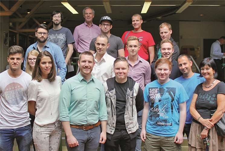 Freuen sich über ihren erfolgreichen Abschluss: Lasse Blank, Christopher Breuer, Saleh El-Bayyari, Maurice Escriva, Artur Fakhretdinov, Kevin Faßbender, Denise Gemke, Marco Hoffmann, Oliver Klein, Tobias Krieger, Marco Mollbach, Lukas Nußbaum, Florian Perk, Marian Plich, Michael Rennenberg, Rouven Schäfer, Marc Schmitz, Kevin Sönksen, Nick Thelen und Franziska Török.BBS Bad Neuenahr-Ahrweiler