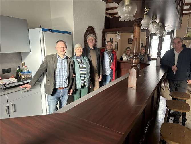Freuen sich über neue Küchen im Bürgerhaus (von links) in Segendorf: Oberbürgermeister Jan Einig, Ursula Hammen („Gute Seele“ des Hauses) Beigeordneter Ralf Seemann, Mario Strnad (stellvertretender Amtsleiter für Schule und Sport), Sandra Thannhäuser (Leiterin Amt für Schule und Sport) , Meryem Teper (Amt für Schule und Sport) sowie Ortsvorsteher Dieter Bleidt.  Fotos: Stadt Neuwied / Ulf Steffenfauseweh