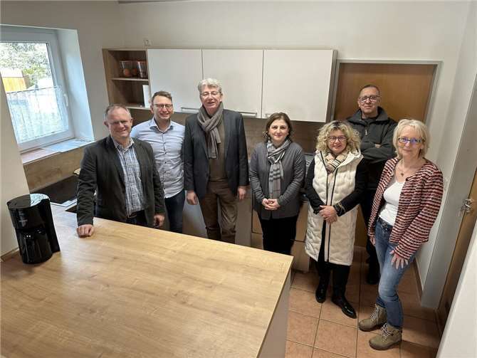 Moderne Küchen für zwei Bürgerhäuser Freuen sich über neue Küchen im Bürgerhaus (von links) in Altwied: OB Jan Einig, Mario Strnad, Ralf Seemann, Meryem Teper, Sandra Thannhäuser, Thomas Kober (stellv. Ortsvorsteher), Christine Seelbach-Neuer (Ortsvorsteherin).