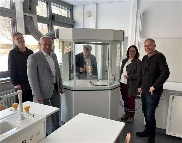 Freuen sich über neue, modern eingerichtete Fachräume: (von links) Marco Müller vom Kreis-Immobilienmanagement, Landrat Achim Hallerbach, Beigeordneter Michael Mahlert, Schulleiterin Christine Schleif und Volker Michalowicz vom ausführenden Architektenbüro „Berghaus + Michalowicz“.  Foto: Kreisverwaltung Neuwied