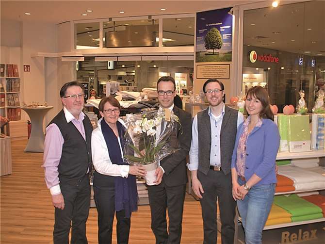 Freuen sich über neuen Schwung und ihr neues Ladengeschäft im Basement des Löhr Centers: V.l. Erich Schäfer, Martina Schäfer, Stephan Antwerpen kam gratulieren, Olaf Schäfer und Katrin Schäfer.US