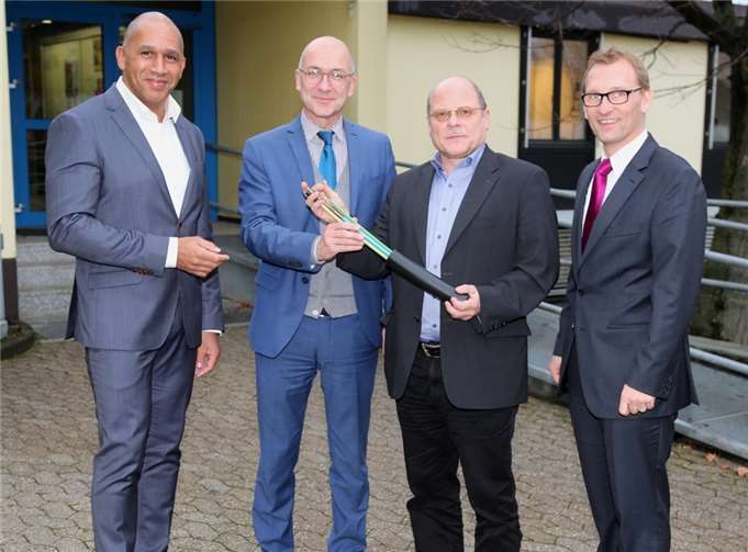 Freuen sich über schnelles Internet in Meckenheim: Frank Pischke von der Telekom, Bürgermeister Bert Spilles, Gerd Wolter von der Telekom und Wirtschaftsförderer Dirk Schwindenhammer.StF