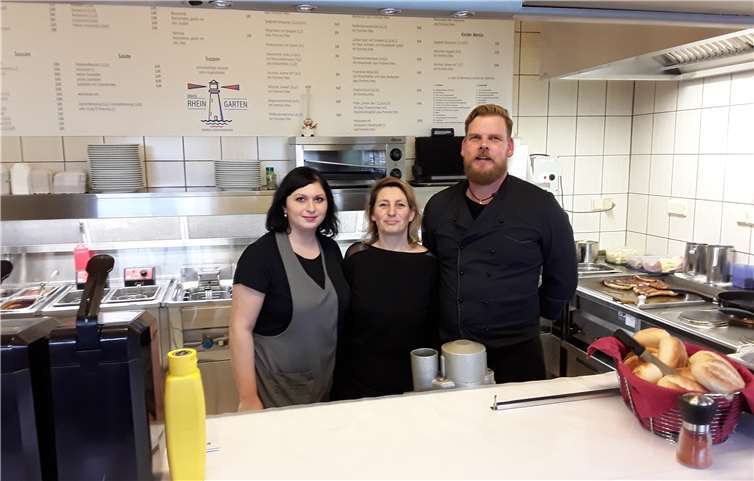 Freuen sich über viele Gäste (v.l.n.r.): Sabina Schirmer (Servicekraft), Manuela und Uwe Bäcker (Inhaber). JLO