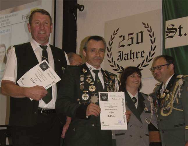 Freuen sich (v.l.): Vize-Bezirksscheibenmeister Arnold Schmitt (Kruft), Bezirksscheibenmeister Hendryk Immisch (Bell), Brudermeisterin Ute Quirbach (Nickenich), Bezirksgeschäftsführer Alfred Degen (Wehr). privat
