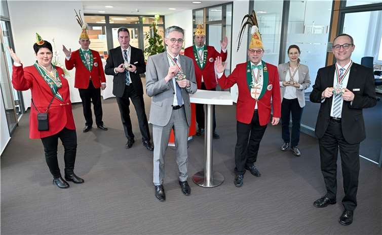 Freuen sich vor den närrischen Tagen gemeinsam über die hohe karnevalistische Auszeichnung mit dem Sessionsorden der Alten Großen Mayener Karnevalsgesellschaft e.V. (v.l.): Ex-Prinzessin Tina Hansen-Zwetsch, Sierk Stern, Klaus Wermes, Vorstandsvorsitzender Karl-Josef Esch, Phillipp Dillmann, Präsident Uli Walsdorf, Judith Sauerborn und Udo Lohner.  Foto: KSK Mayen / Ralph Künzel