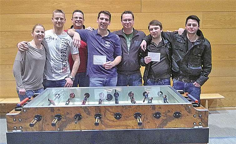 Freunde pur herrschte bei den drei Teams, die die ersten Plätze belegten. Mit Uli Becker (4. von links) und Christian Häfner (5. von links) Uli Becker gewannen in diesem Jahr zwei Niederlützinger das Turnier des FC Luzencia. Markus Schneider (3. Von links) zeichnete die Mannschaften aus. AS