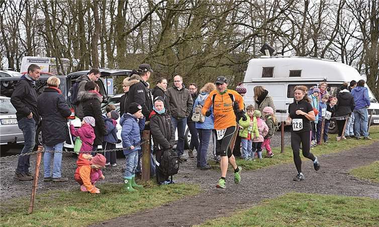 Freunde und Angehörige standen neben der Strecke und verfolgten das sportliche Ereignis.