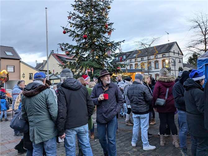 Freunde und Nachbarn trafen sich auf dem Kripper Weihnachtsmarkt.