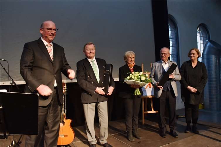 Freundeskreis Sayner Hütte Vorsitzender Sascha Schoblocher (links) ehrte die Gründungsmitglieder Dr Ulrich Giebeler, Rehlinde Glöckner und Hans-Dieter Gassen, wobei Ute Stuhlträger-Fatehpour assistierte.
