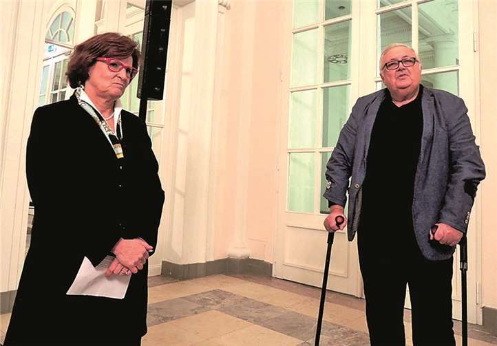 Freundeskreis-Vorsitzende Renate Itschert-Fuchs dankte Karl-Jürgen Wilbert, Vorsitzender der Stiftung Universität in Koblenz und Mitinitiator von „KoblenzLyrik“.