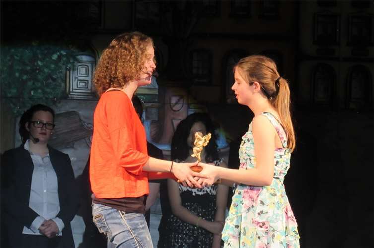 Freundinnen fürs Leben: Der Mensch gewordene Engel Lissi freut sich mit Tina, dass sich die geliebte Spieluhr wieder in ihrem Besitz befindet.