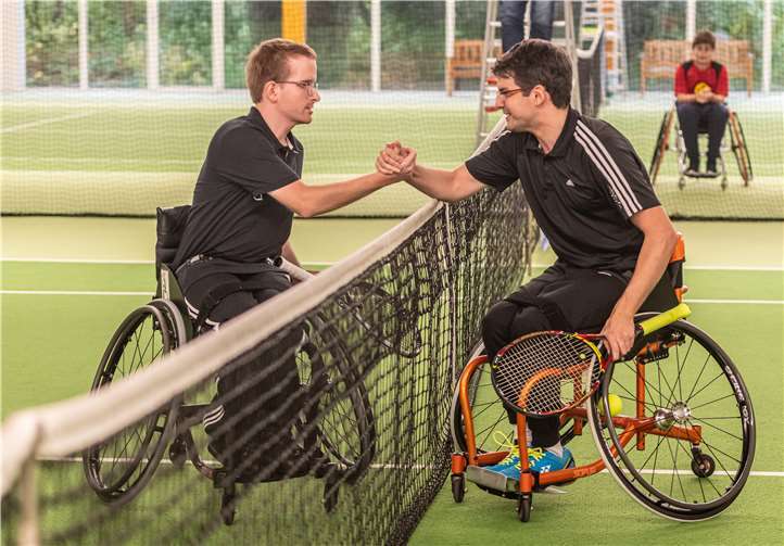 Freundlich und Fair auch beim Handshake am Netz (li. der Sieger Christian Burg).Foto: Stefan Brendahl