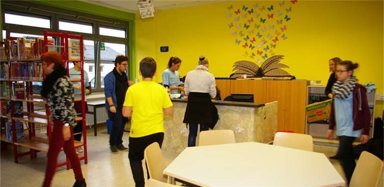 Freundlich und hell präsentiert sich die neu gestaltete Bücherei der Realschule plus.privat