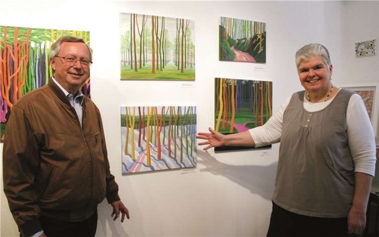 Freundlich willkommen heißt Molly Noebel den Remagener Maler Hans-Joachim Paul in ihrem Studio. HG