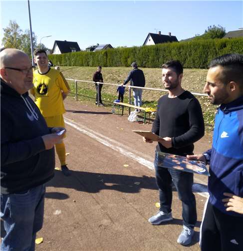 Freundliche Worte und ein Bild zum Abschied für Nima Hossieny und Fisnik Sinani.  Privat