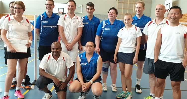 Freundschaftliche Atmosphäre bei den Eröffnungsspielen: In Weiß der SV Unkel, in Blau der BC Smash Betzdorf. Foto: privat