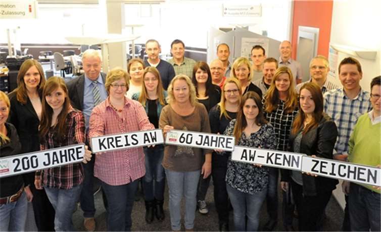 Freut sich auf das Kreisjubiläum: das Mitarbeiterteam der Abteilung Ordnung und Verkehr mit den Jubiläumsschildern.Kreisverwaltung Ahrweiler