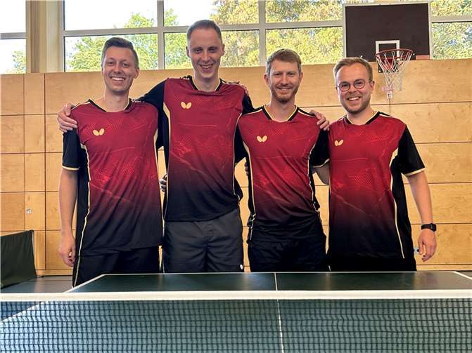 Freute sich über den Teilerfolg im neuen Viererteam (v.l.): Nils Damke, Christian Ehlers, Philip Guse und Marcel Hippchen.  Foto: BL