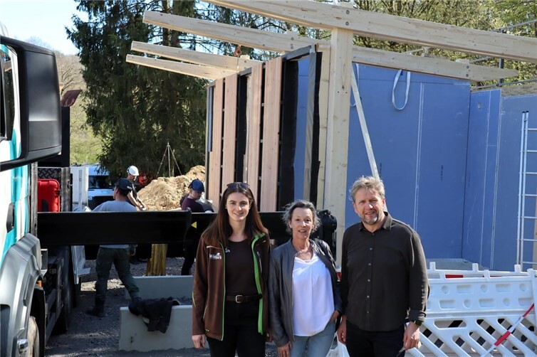 Freuten sich an der Baustelle im Wildpark über ein sehr gelungenes Modellprojekt (vlnr): Henrieke Böß (Wildpark-Geschäftsführerin), Tanja Stephan(Wildpark-Mitgesellschafterin) und Holger Kappler (Geschäftsführer Holzbau Kappler und Wildpark-Mitgesellschafter: