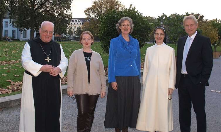 Freuten sich auf einen informativen Austausch: v.li. Abt Andreas Range, Petra Lötschert, Schwester Magareta, Schwester Scholastika Jurt und der Koblenzer Unternehmer Martin Görlitz.US