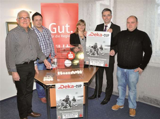 Freuten sich bei der Auslosung alle auf das große Sportereignis des elften Deka-Cups - (von links) TuS Vorsitzender Hans Molitor, TuS Trainer Markus Mannebach, Glücksfee Miriam Willberger, KSK Vorstand Karl-Josef Esch und Manager Andy Kohlhaas.BS