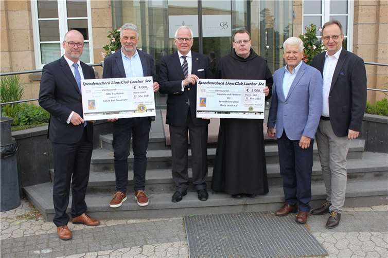 Freuten sich bei der Scheckübergabe im Seehotel Maria Laach: (von links) Christoph Helling, Karl-Heinz Ritzdorf, Hubert Breitbach, Pater Albert Sieger, Friedrich Seul und Dr. Thomas Dyong.  Foto: WER