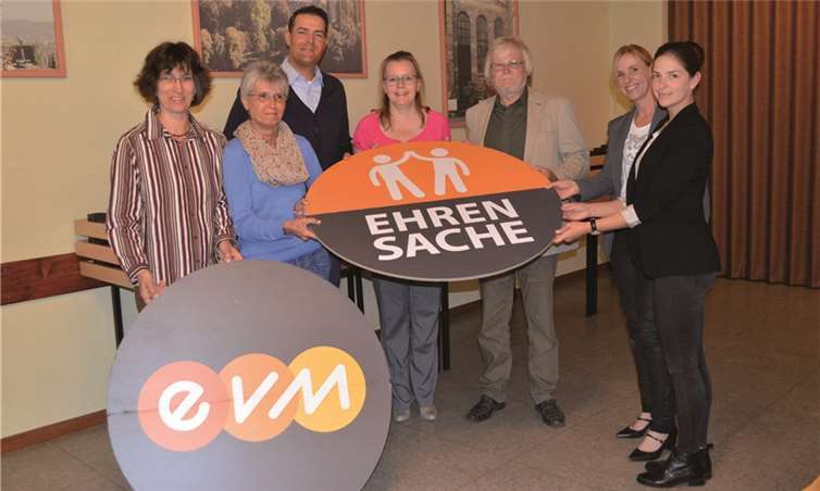 Freuten sich bei der Spendenübergabe (v. l.): Ruth Dräger, Lydia Schönenborn, Michael Berndt, Andrea Göring-Tscherepanow, Rolf Plewa, Claudia Probst und Alina Fertig. Jutta Plewa